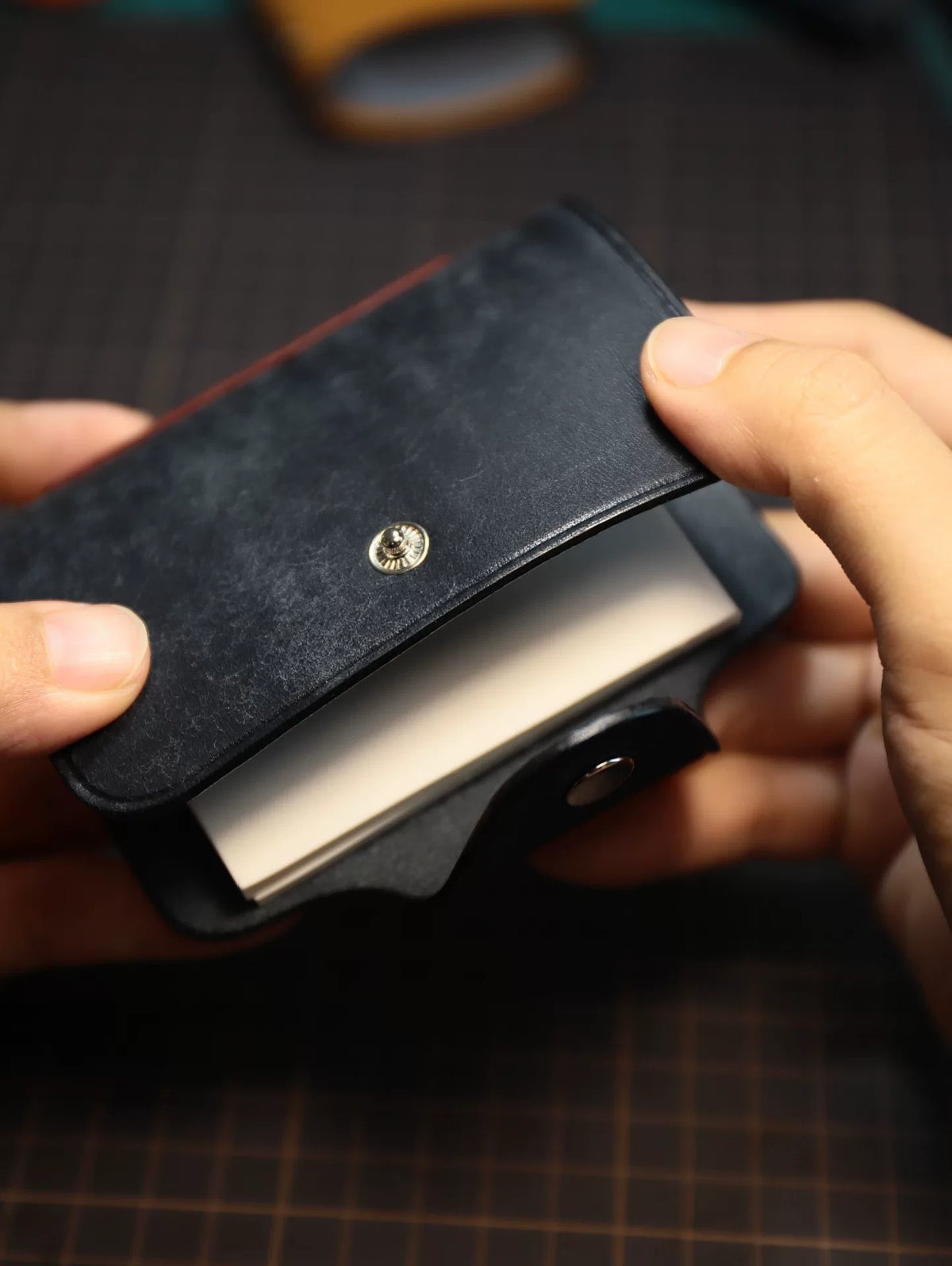 Handgefertigtes Mini-Ringbuch aus Leder