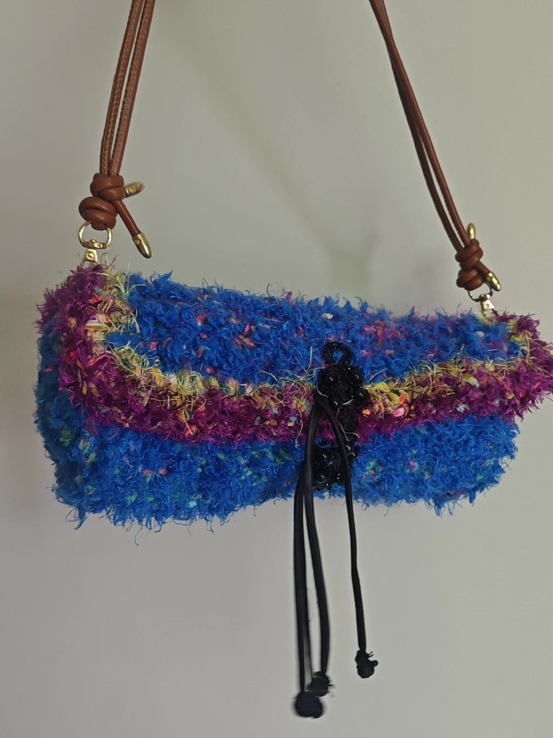 Handgestrickte Schultertasche aus Mischgarn im Baguette-Stil Blau Violett