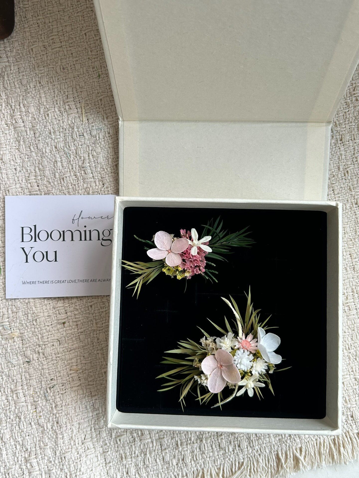 Bagues de mariage fleurs stabilisées rose et vert