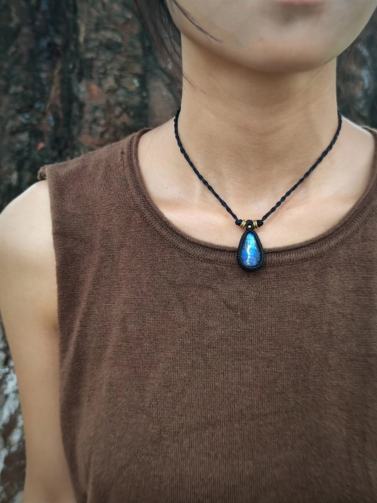 Collana con pendente in macramé e labradorite a goccia