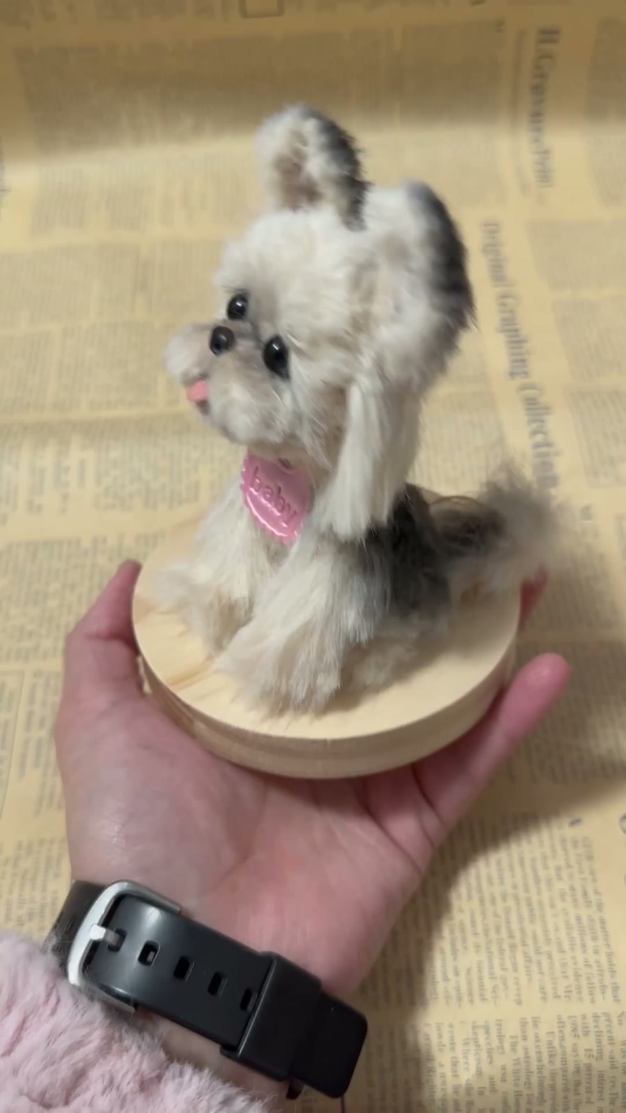Figurinha de Cão de Peluche em Base de Madeira
