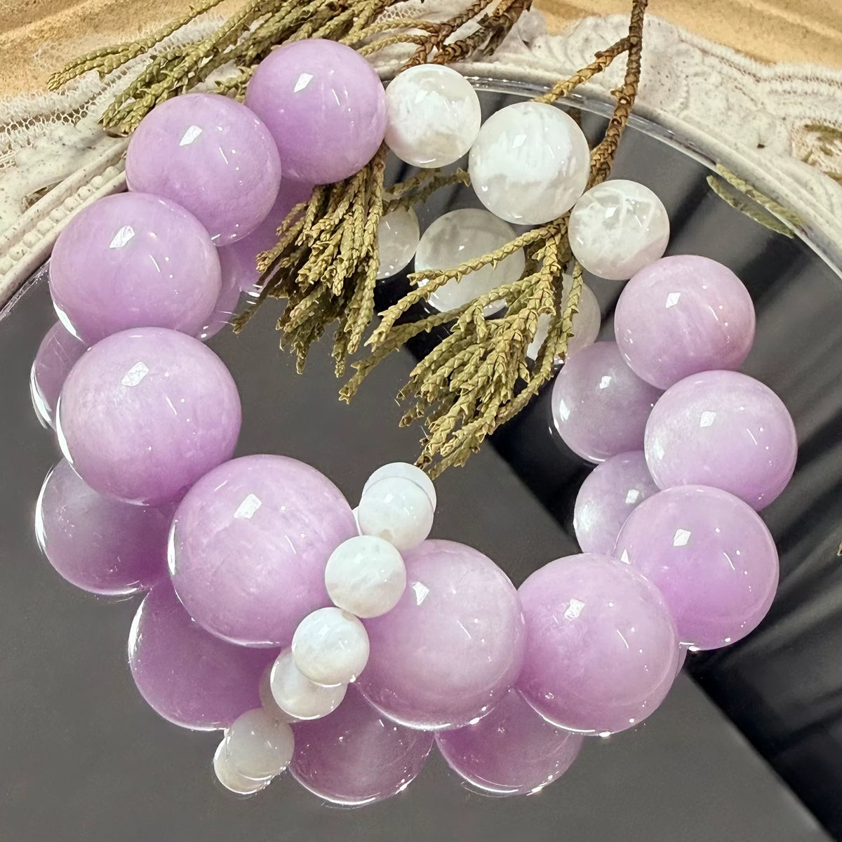 Armband med lila kunzit och snowflake quartz
