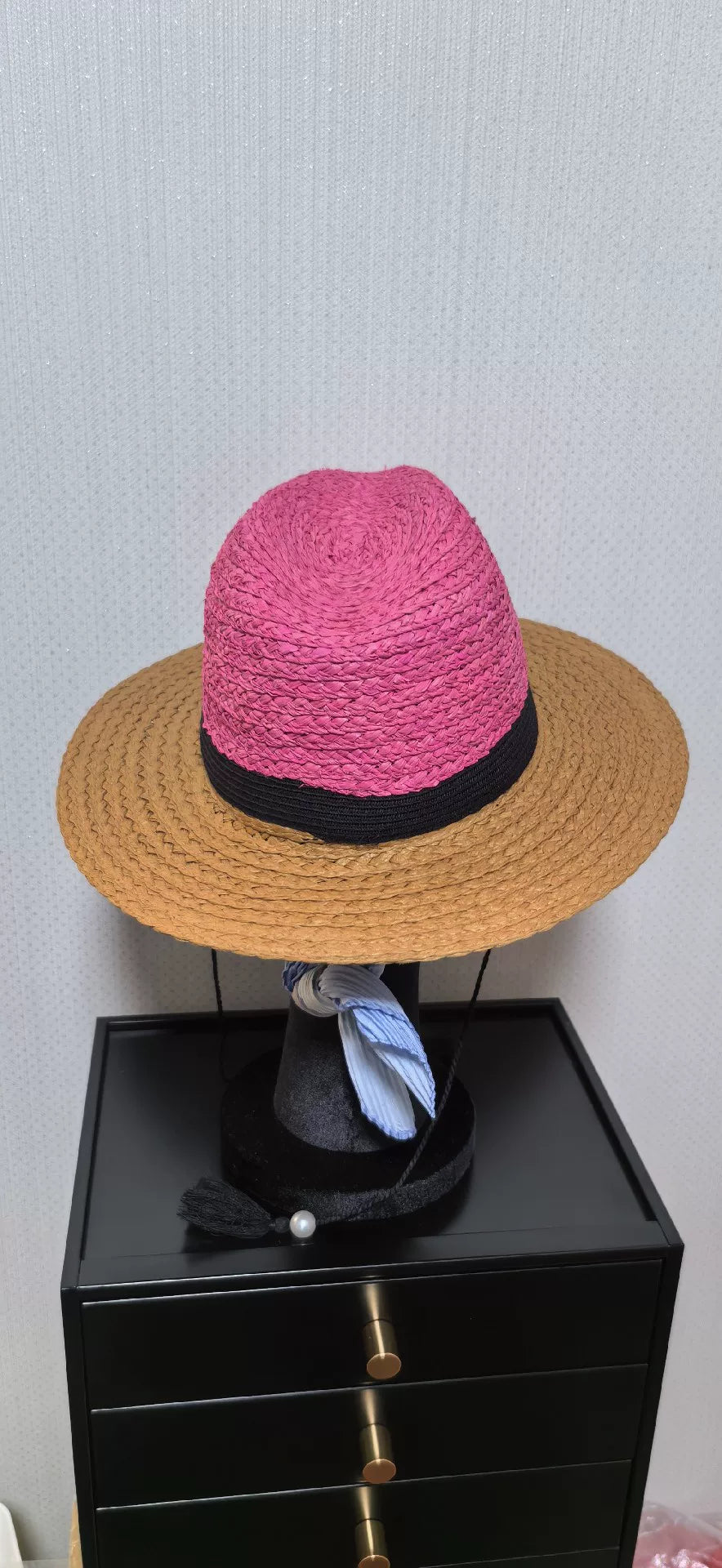 Cappello Fedora in Paglia di Rafia Rosa con Nappe Nere