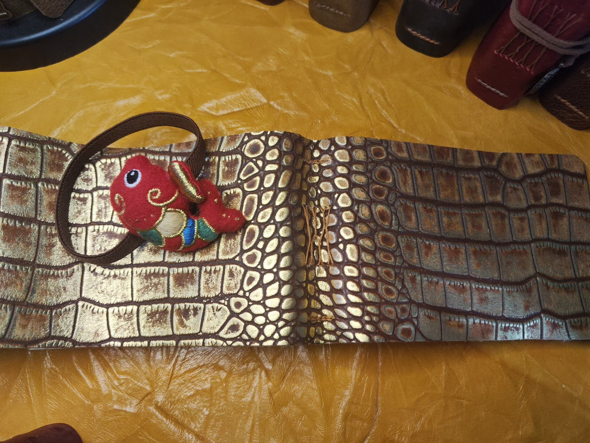 Carnet en cuir embossé crocodile avec breloque poisson