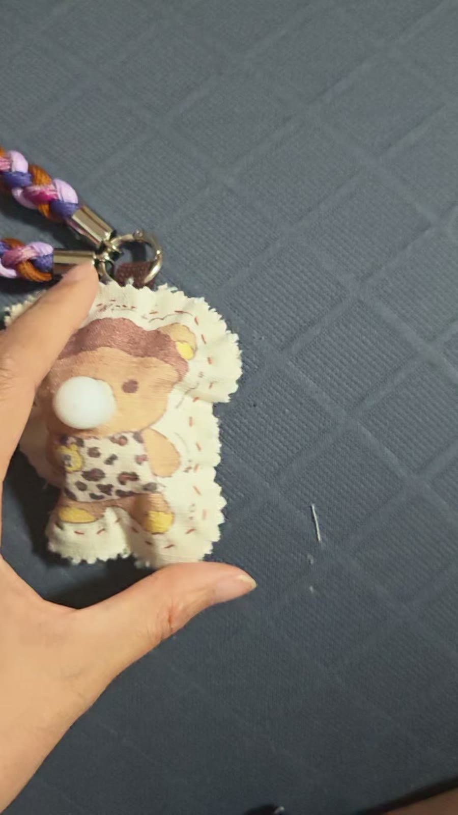 Handgemaakte aardstof poothhanger met zeepbelblazer