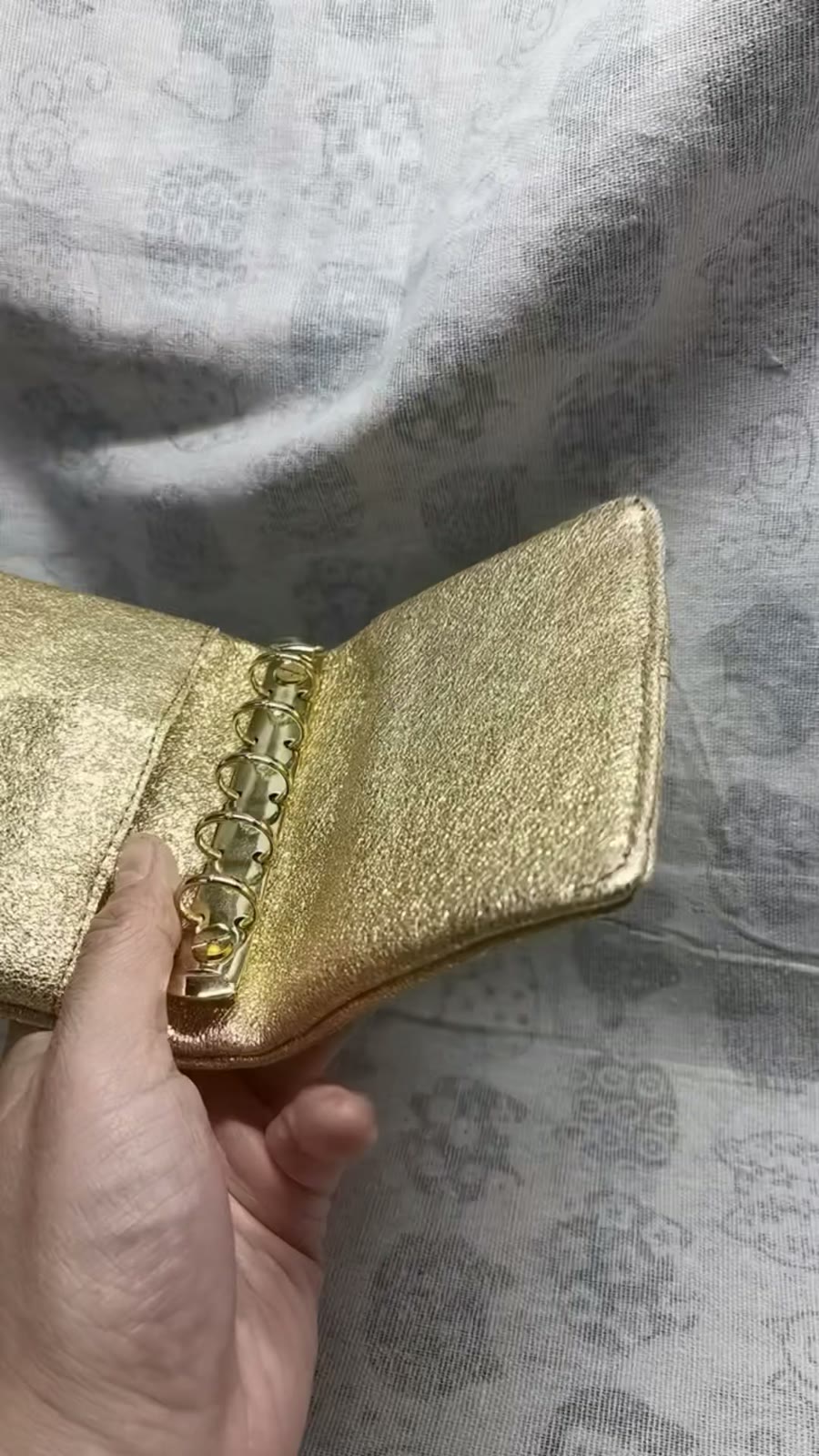 Copertina per agenda ad anelli M5 in pelle di montone oro metallico