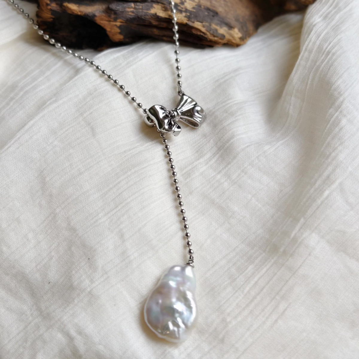 Collana con fiocco in rame regolabile e perla iridescente