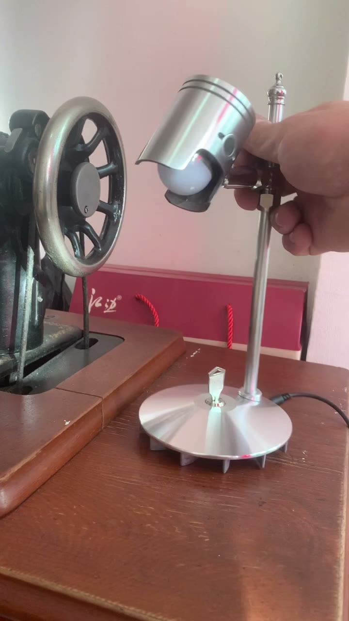 Mechanische Schreibtischlampe im Industrial Design