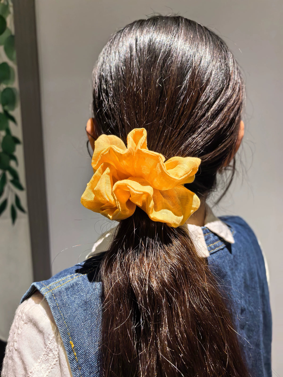 Scrunchie in ramè giallo oro fatto a mano