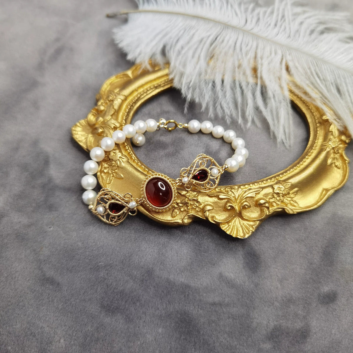 Pulsera artesanal de granate y perlas con alambre