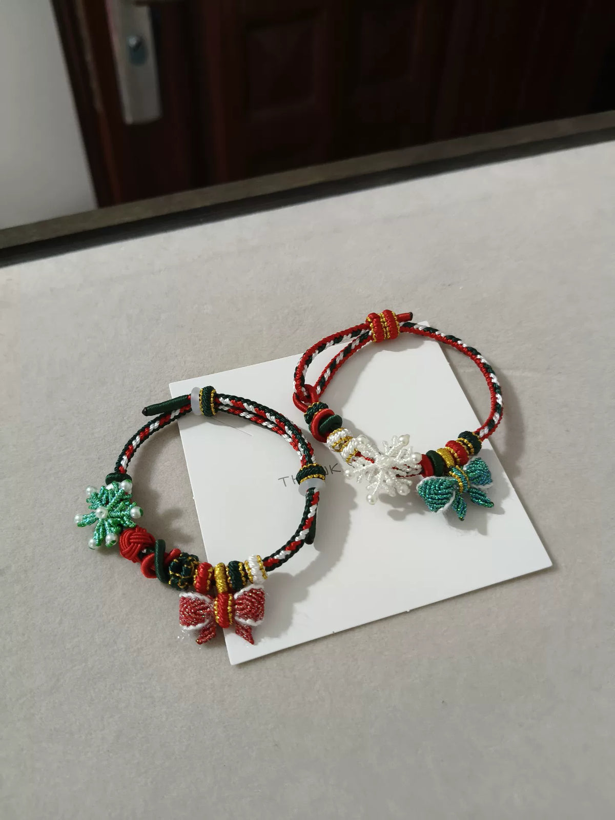 Bracelet de Noël tissé à la main flocon de neige et nœud rouge vert