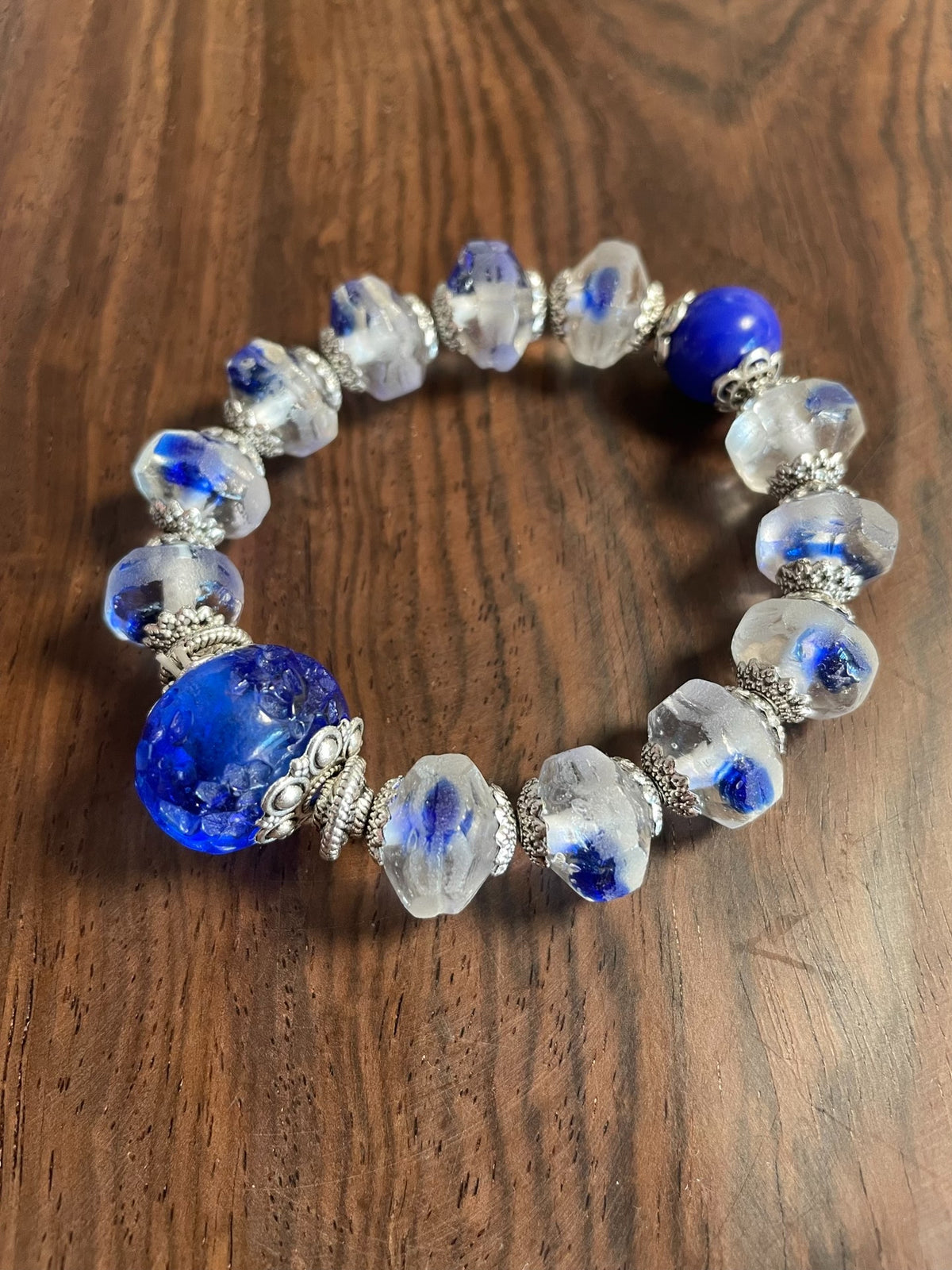 Facettiertes Glasperlenarmband Blau Floral