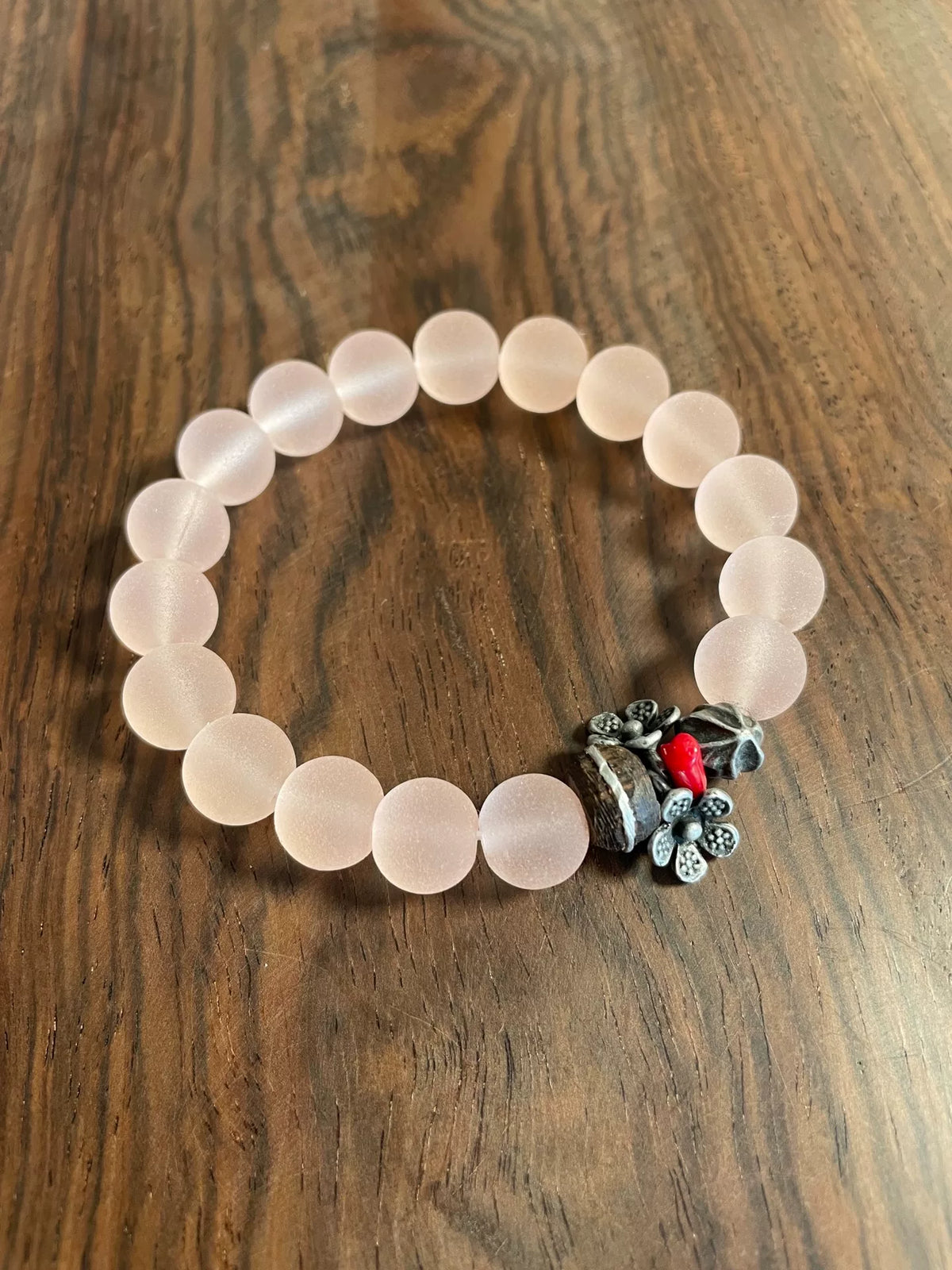 Armband met mat lichtroze glazen kralen