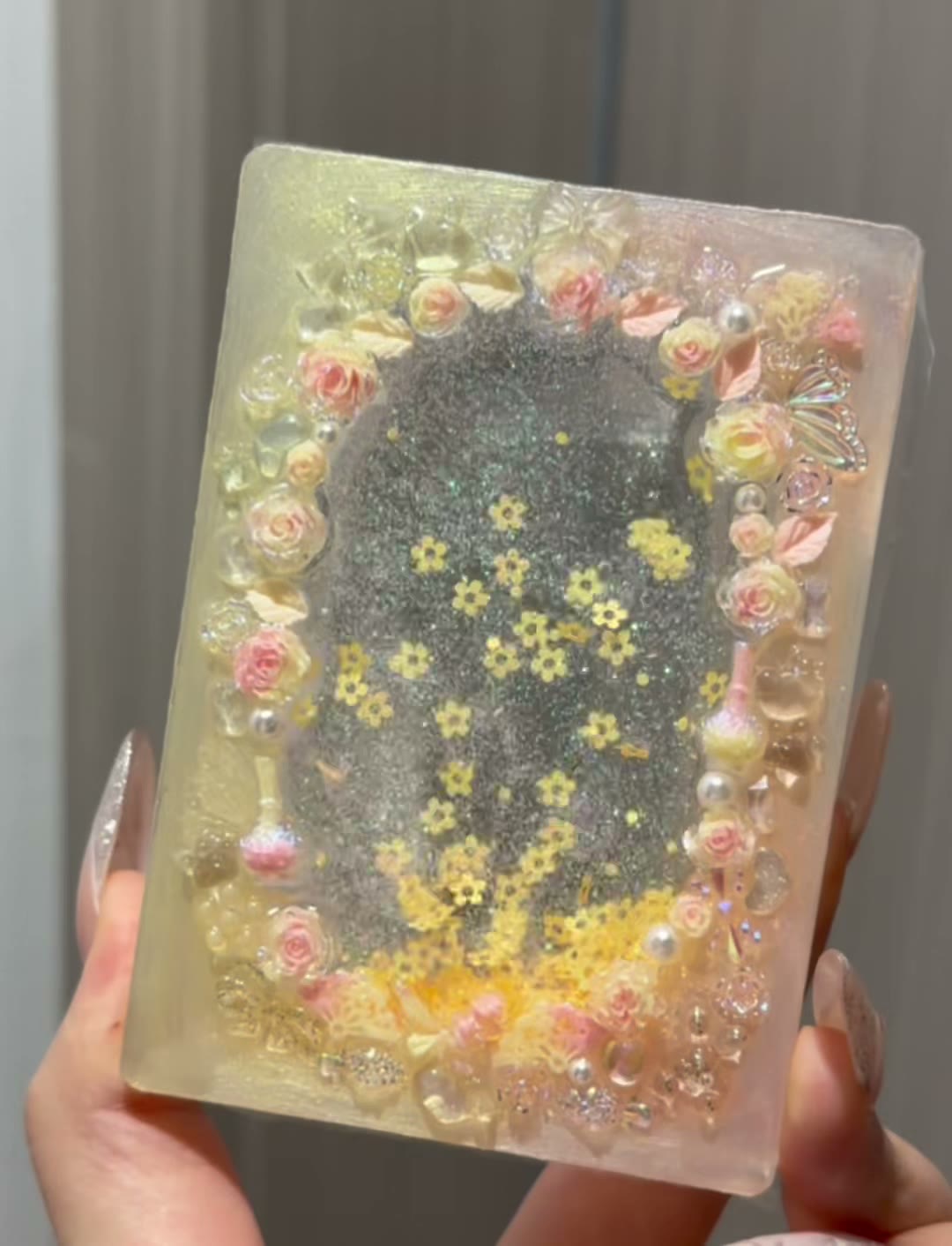 Kortshållare i resin med glitter och glitter