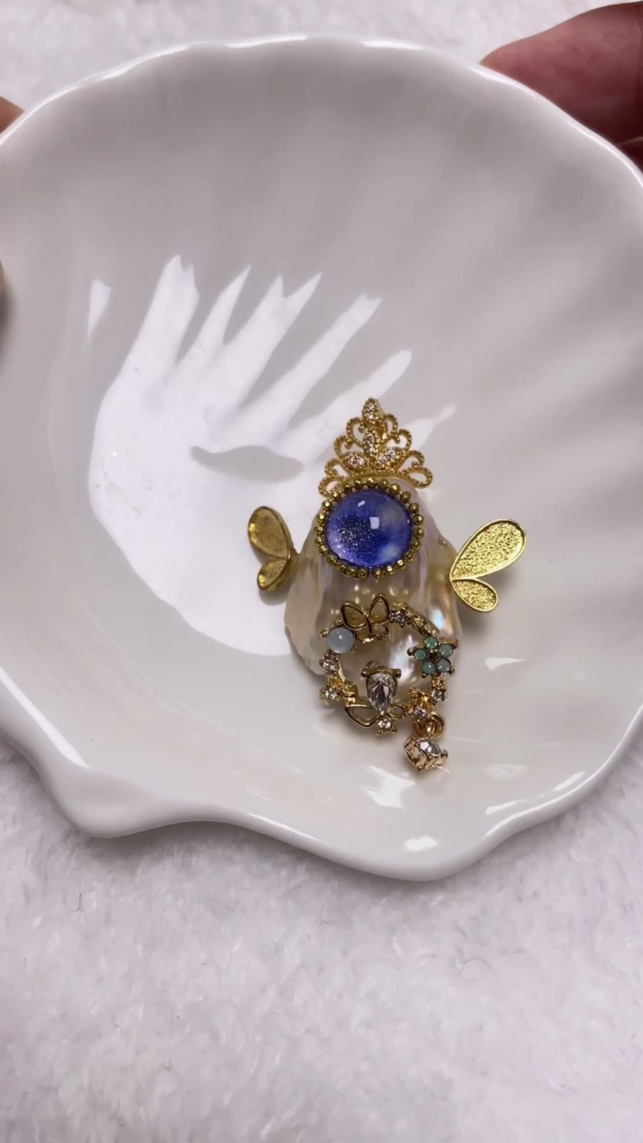 Dije de monstruo con perla barroca y corona