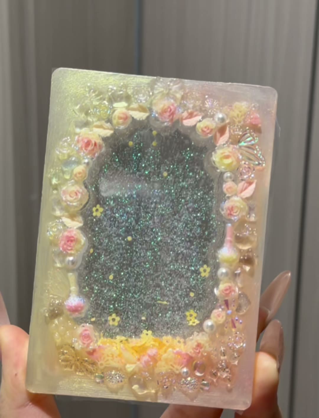 Kortshållare i resin med glitter och glitter