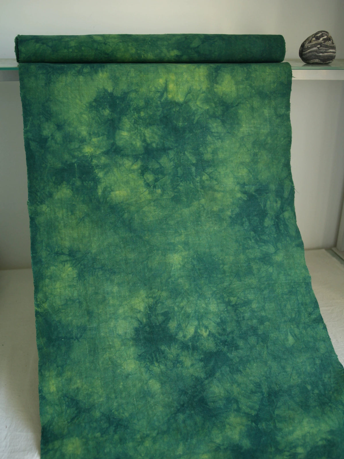 Handgewebter pflanzlich gefärbter Tie-Dye-Baumwollstoff