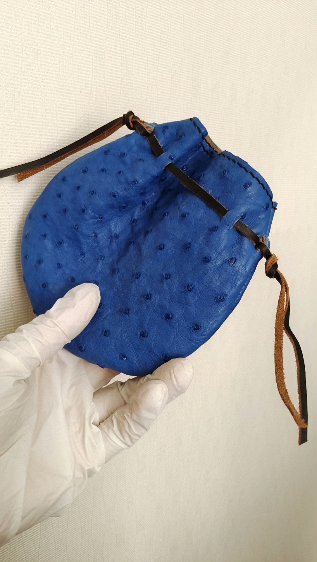 Blauer Straußenleder-Beutel mit Anhänger