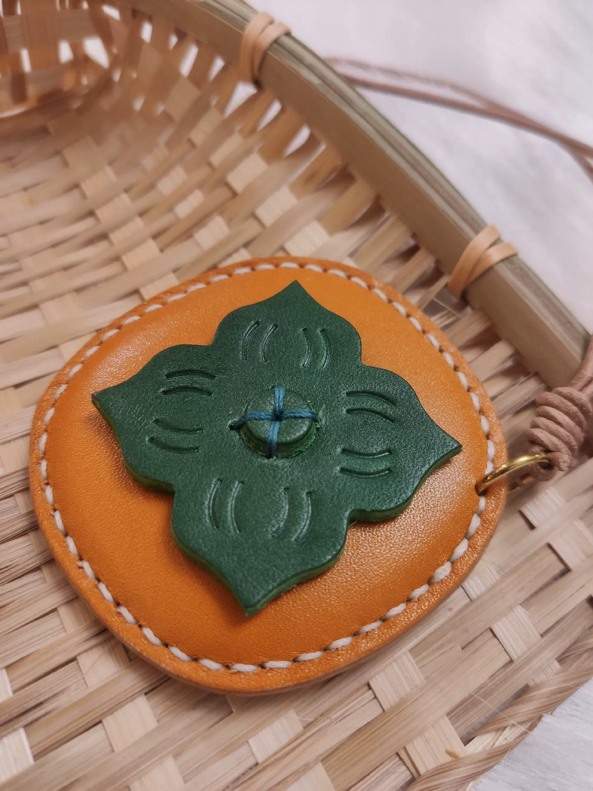 Charm de Chave de Caqui em Couro de Flor Plena Artesanal