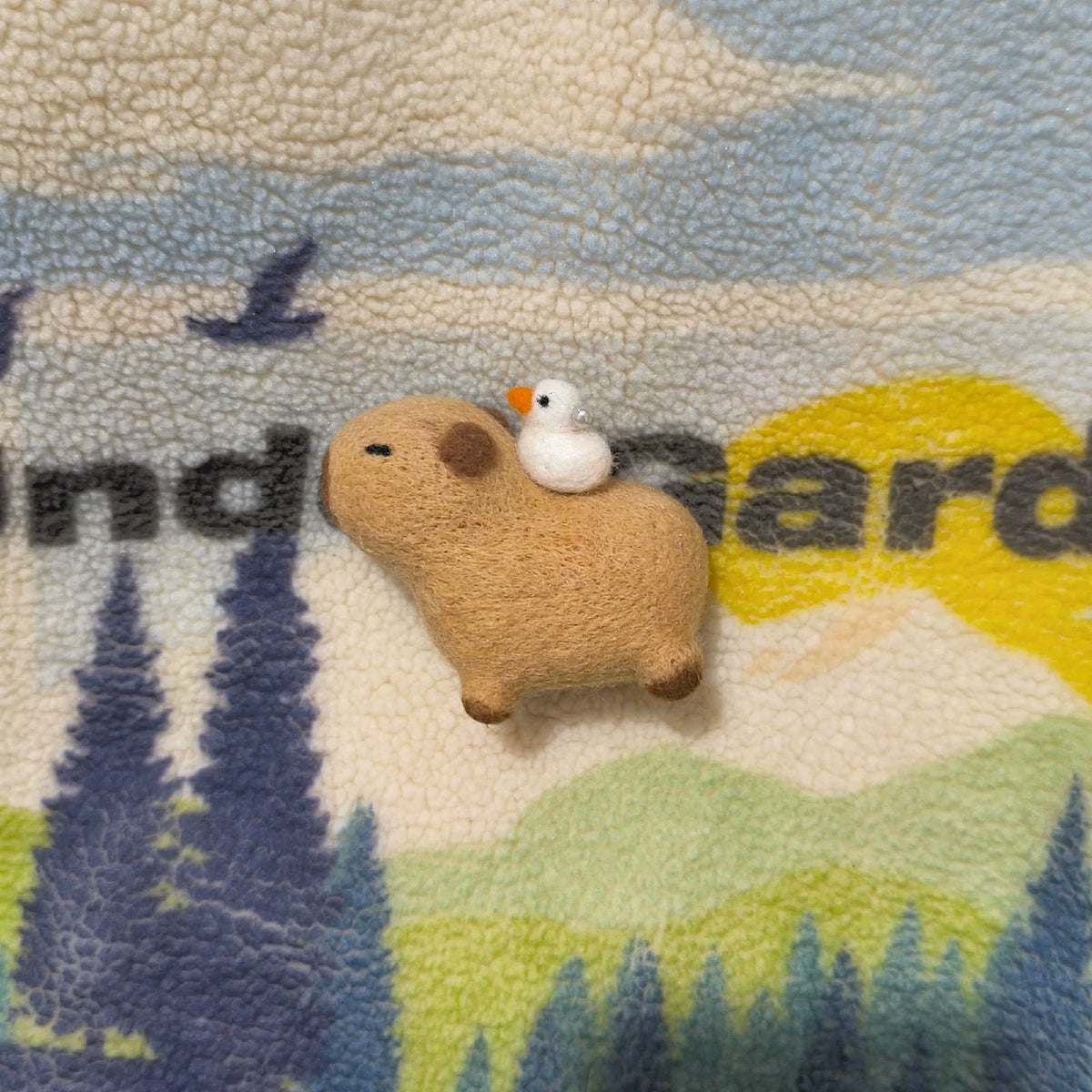 Handgefertigte Capybara-Figur aus Wollfilz mit Vogel