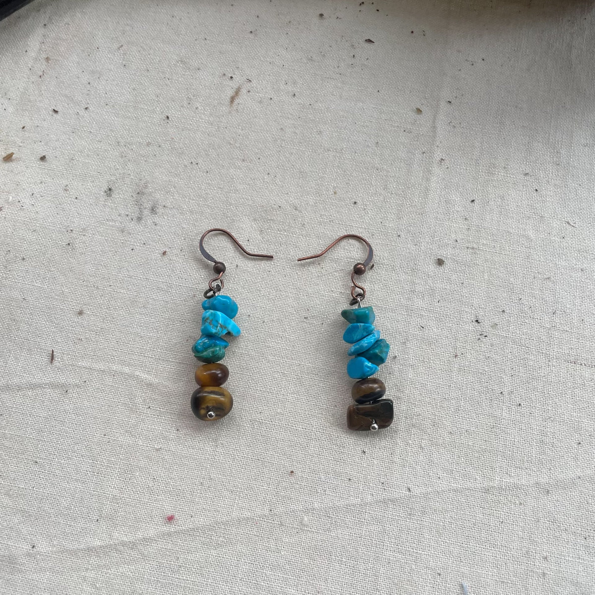 Boucles d'oreilles pendantes turquoise bleue et œil de chat