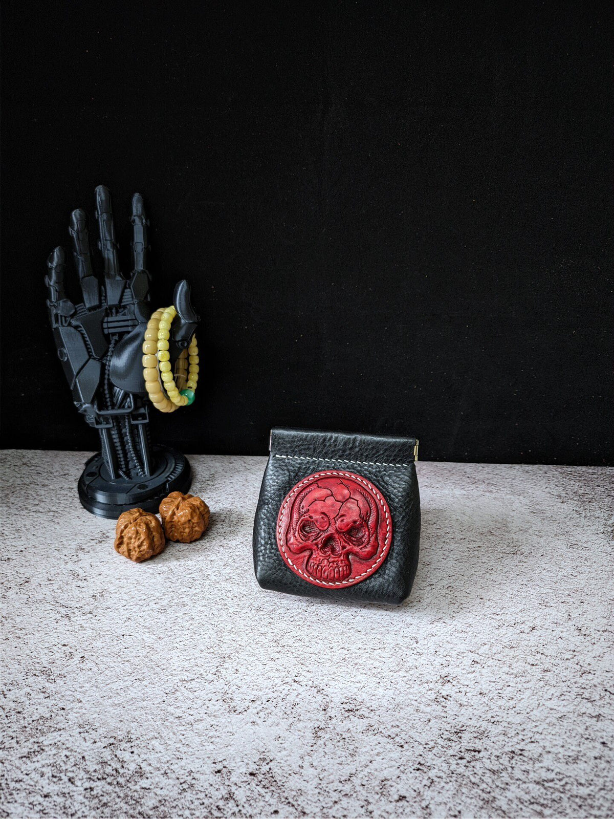 Schwarzes Lederbeutelchen mit Totenkopf-Motiv