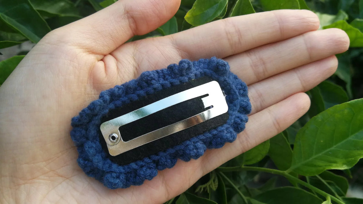 Pinza de pelo de lana azul marino hecha a mano
