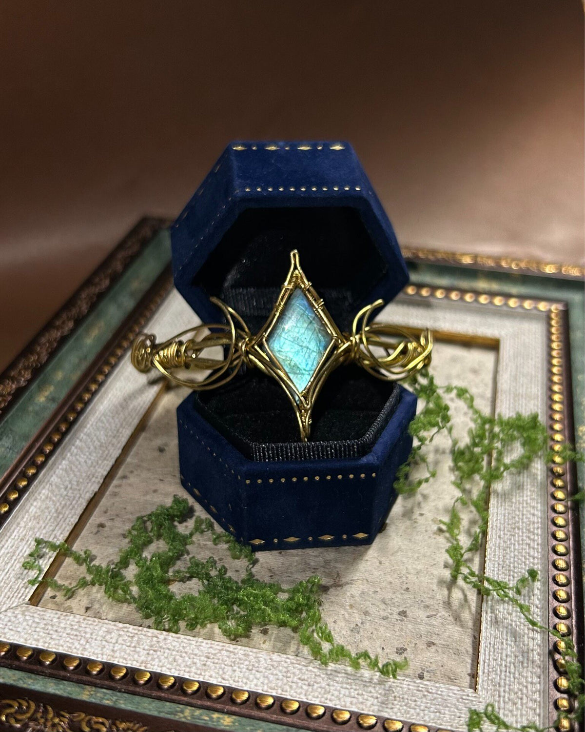 Anillo de Labradorita con Alambre de Latón