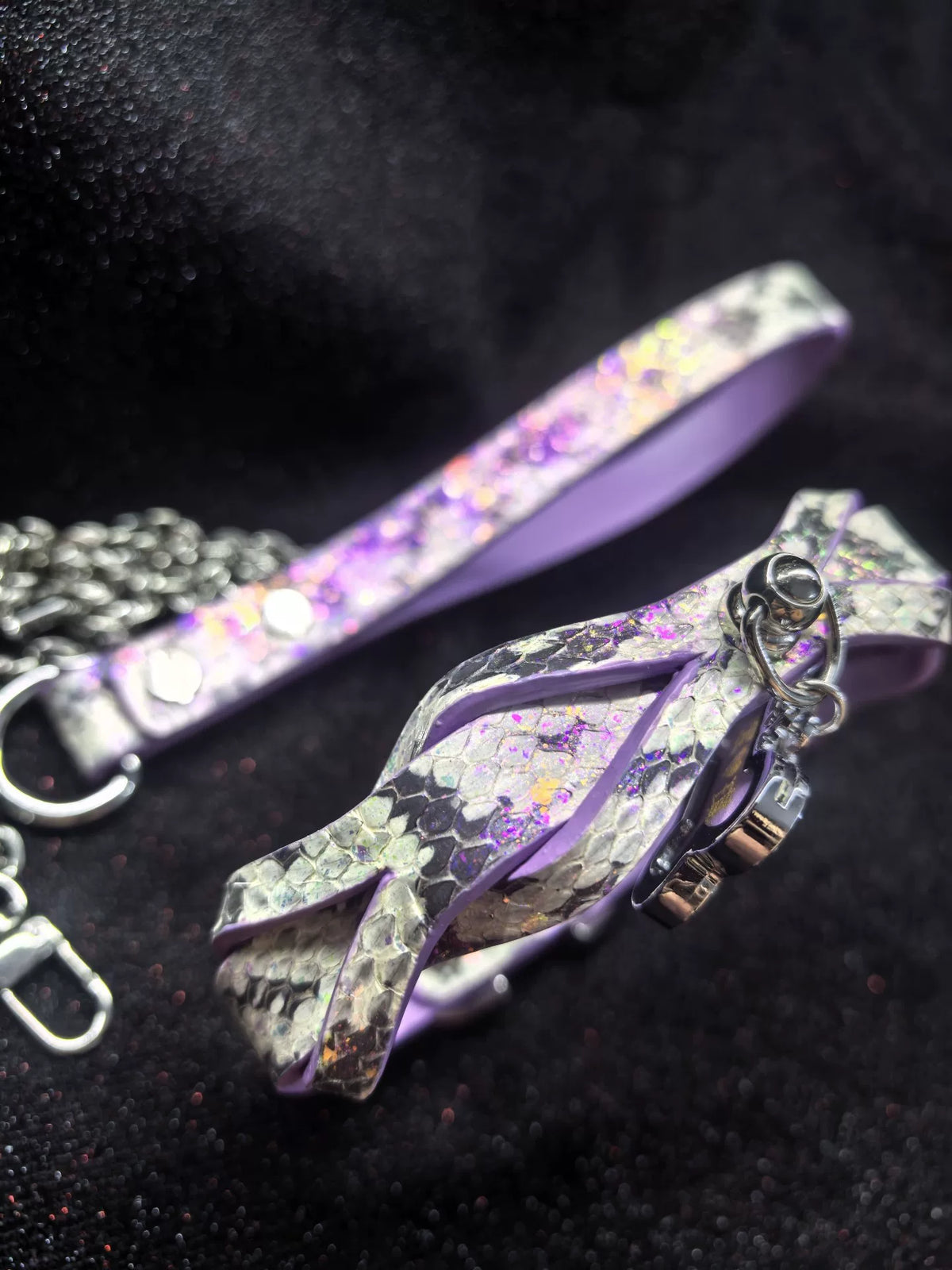 Ensemble collier et laisse tressés peau de serpent holographique