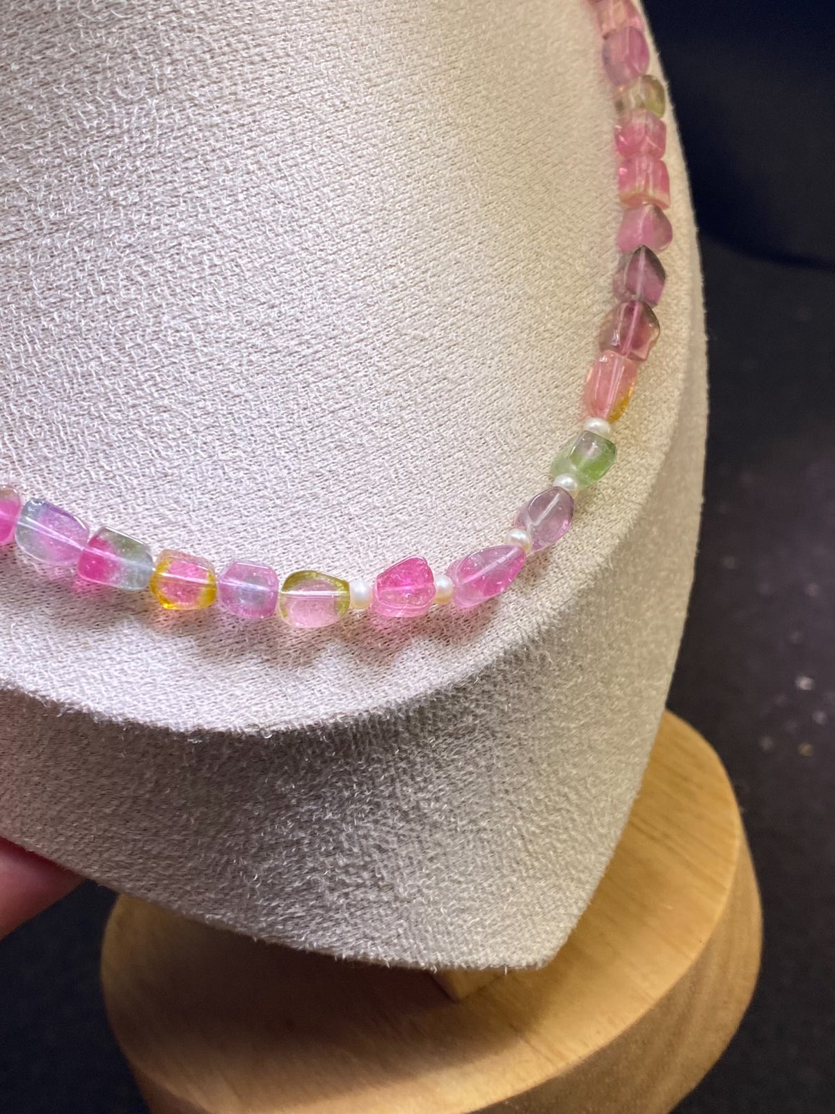 Collar corto de turmalina en degradado con perlas