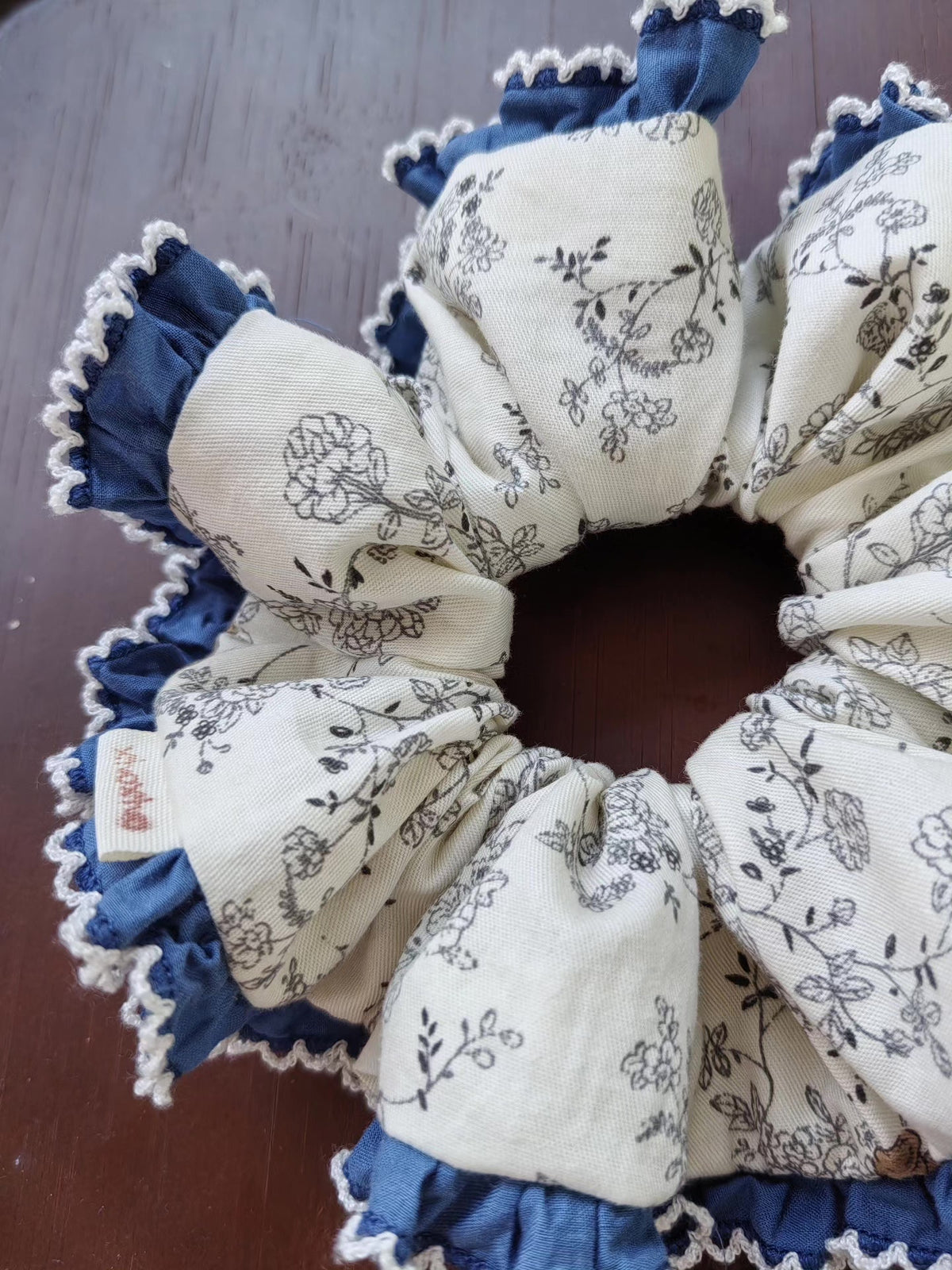 Oversized Bloemen Katoen Haarscrunchie met Blauwe Kant Ruche