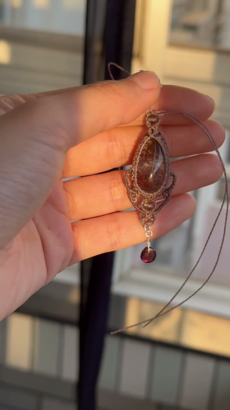 Collana con Pendente in Macramé e Quarzo Phantom Rosso