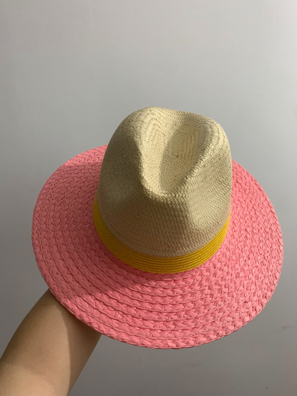 Cappello fedora in paglia intrecciata con tesa rosa
