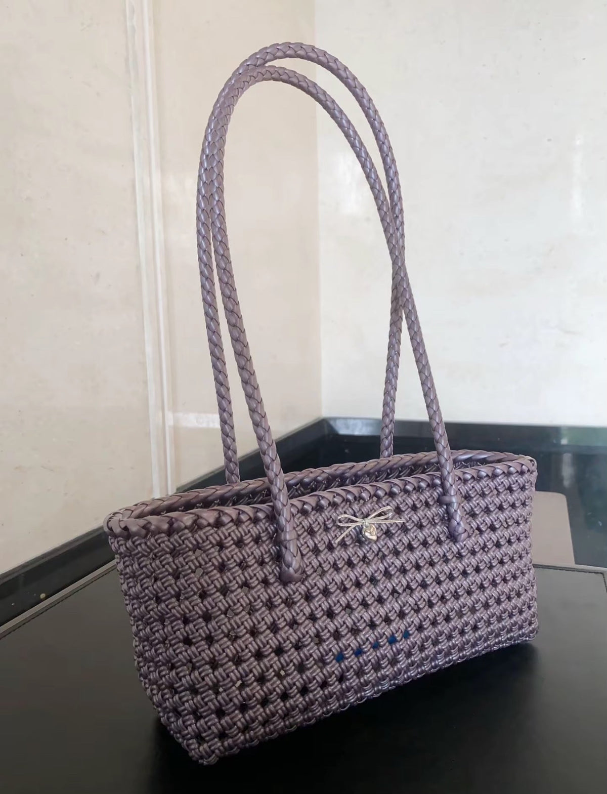 Borsa in rattan intrecciato viola lavanda