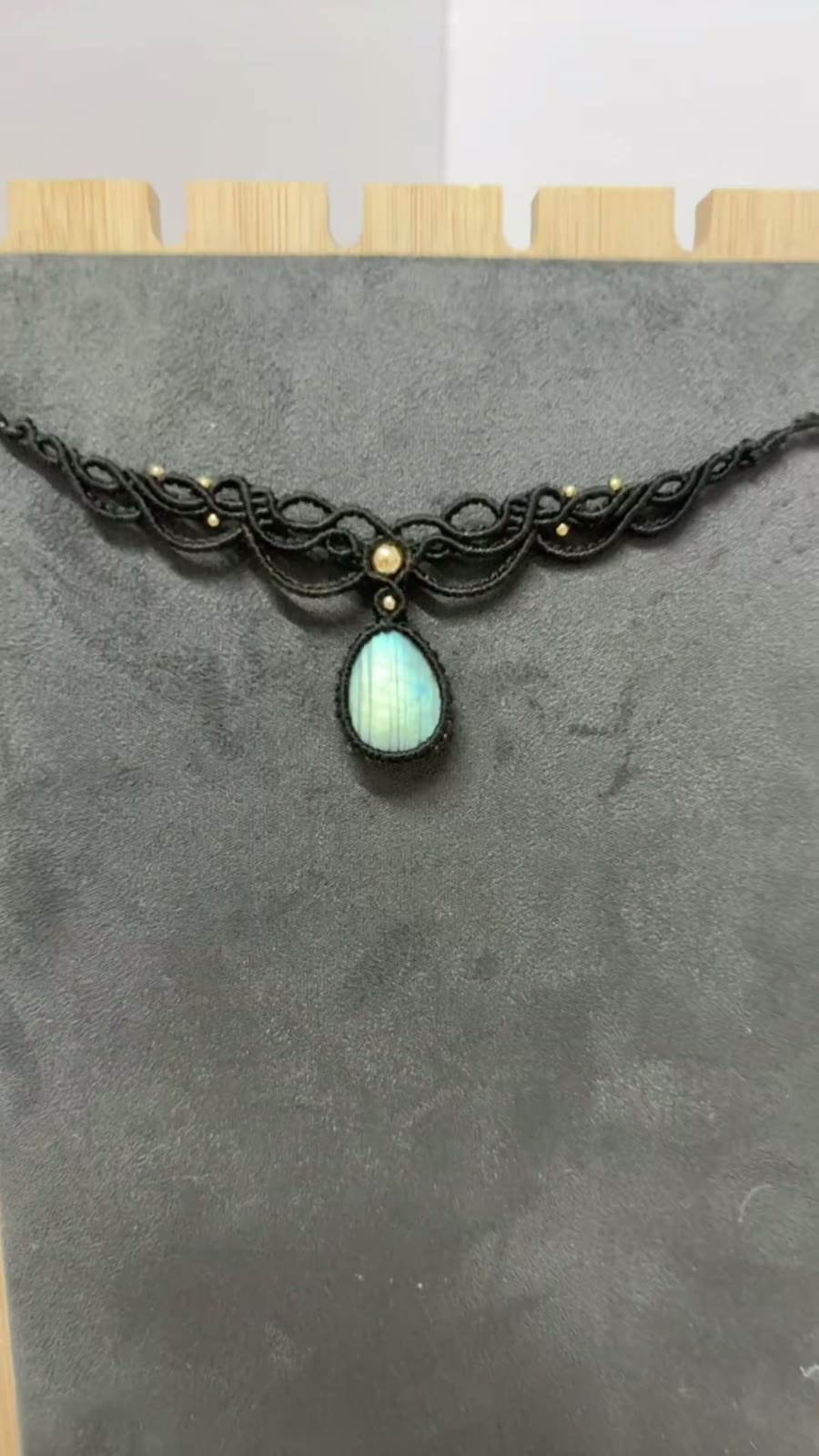 Collana Choker in Macramé Nero Intrecciata a Mano con Ciondolo in Labradorite