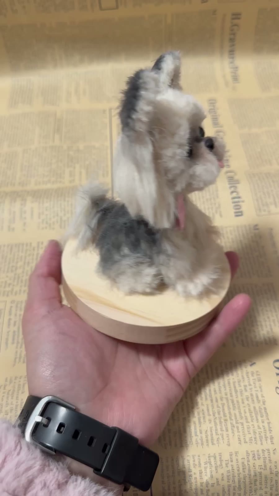 Figurinha de Cão de Peluche em Base de Madeira
