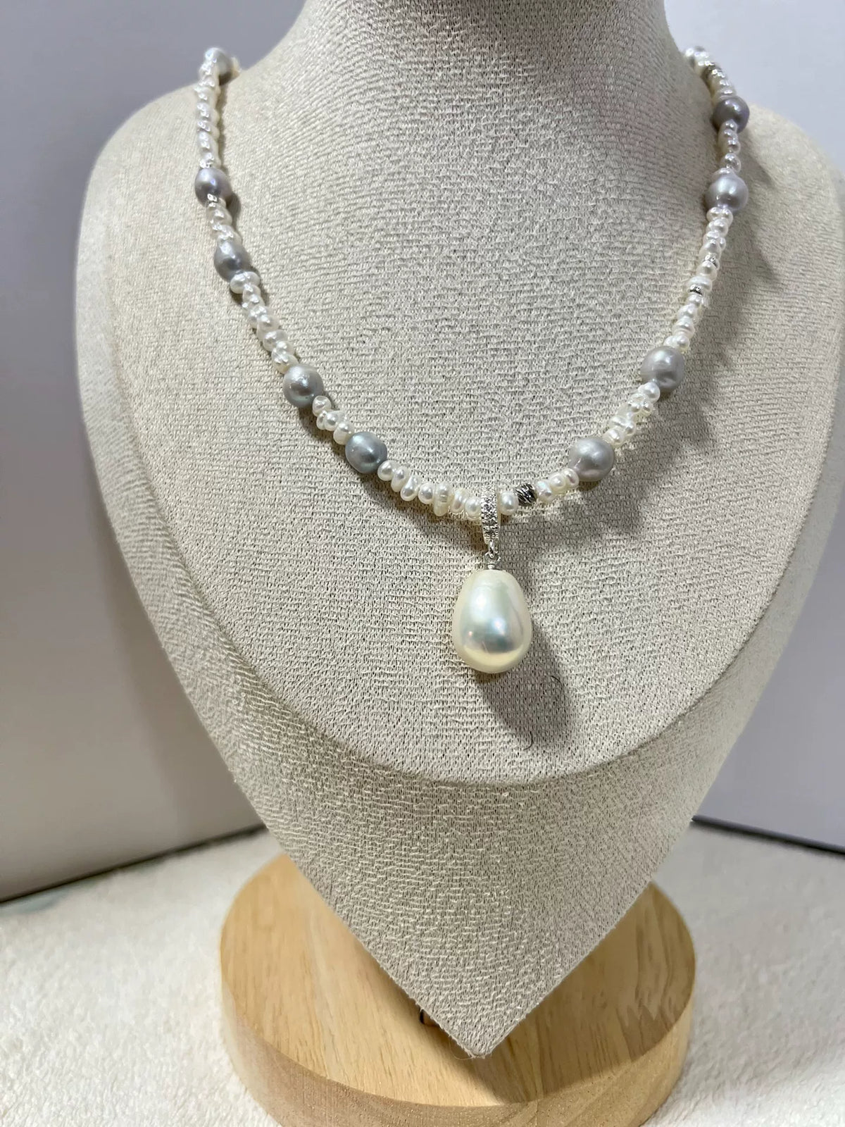 Collier de perles d'eau douce avec pendentif bleu