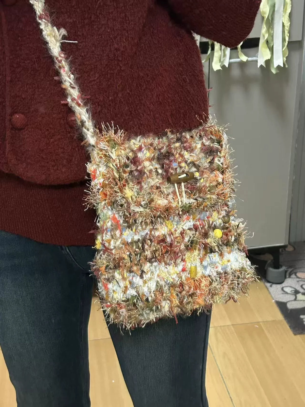 Flauschige Crossbody-Tasche in Mehrfarben