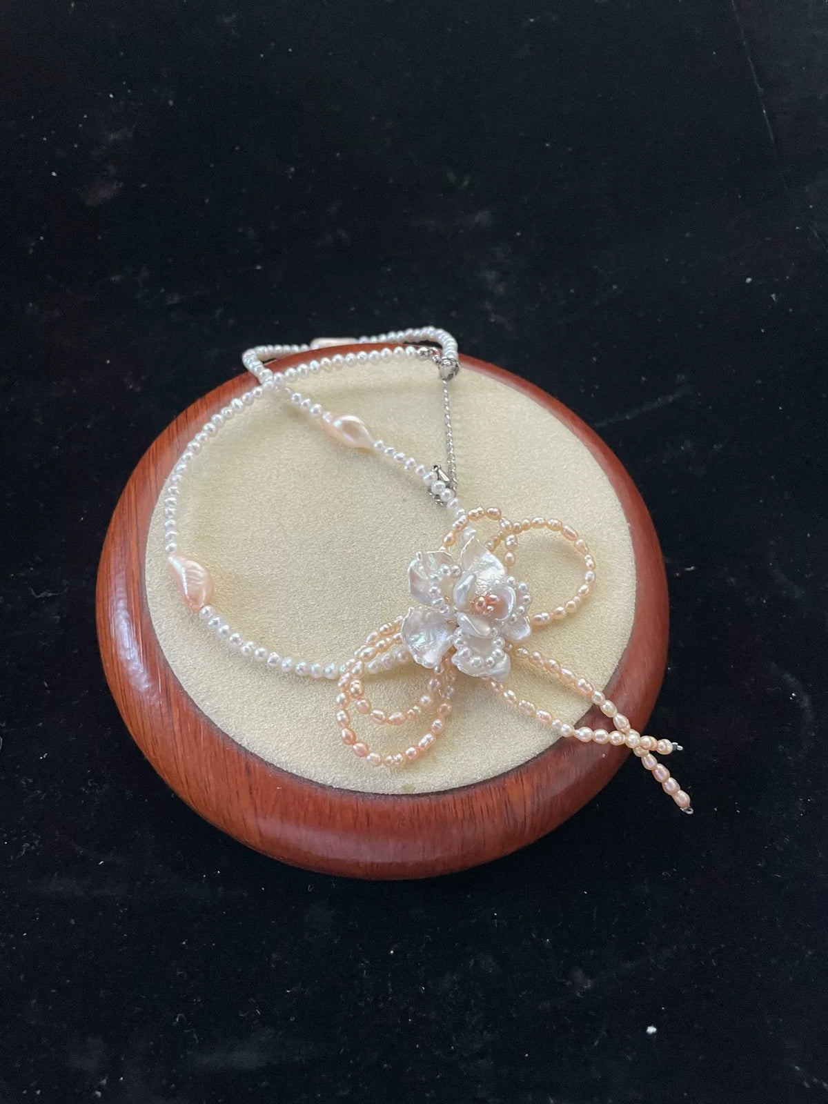 Colar de Flor de Pérola Natural com Detalhes Pêssego