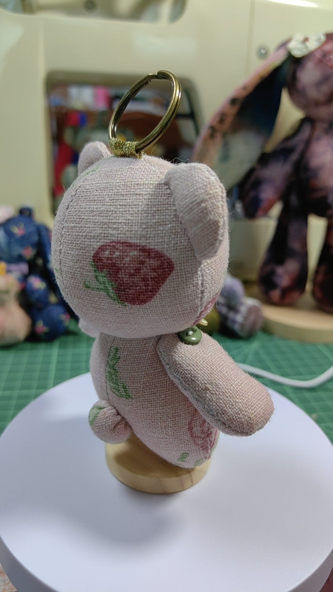 Porte-clés ours fraise en coton et lin