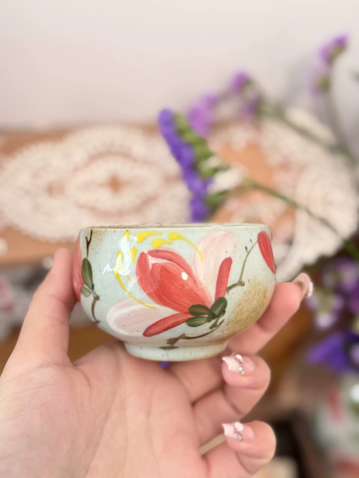 Handmålad rosa magnolia – keramisk tekopp