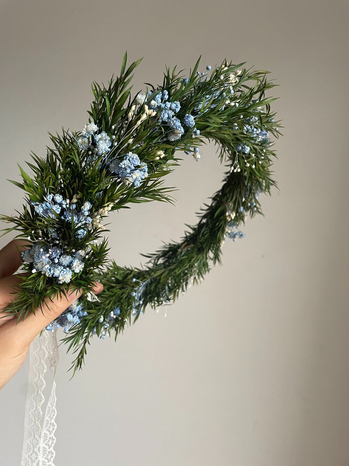 Corona da testa con fiori preservati blu e bianchi