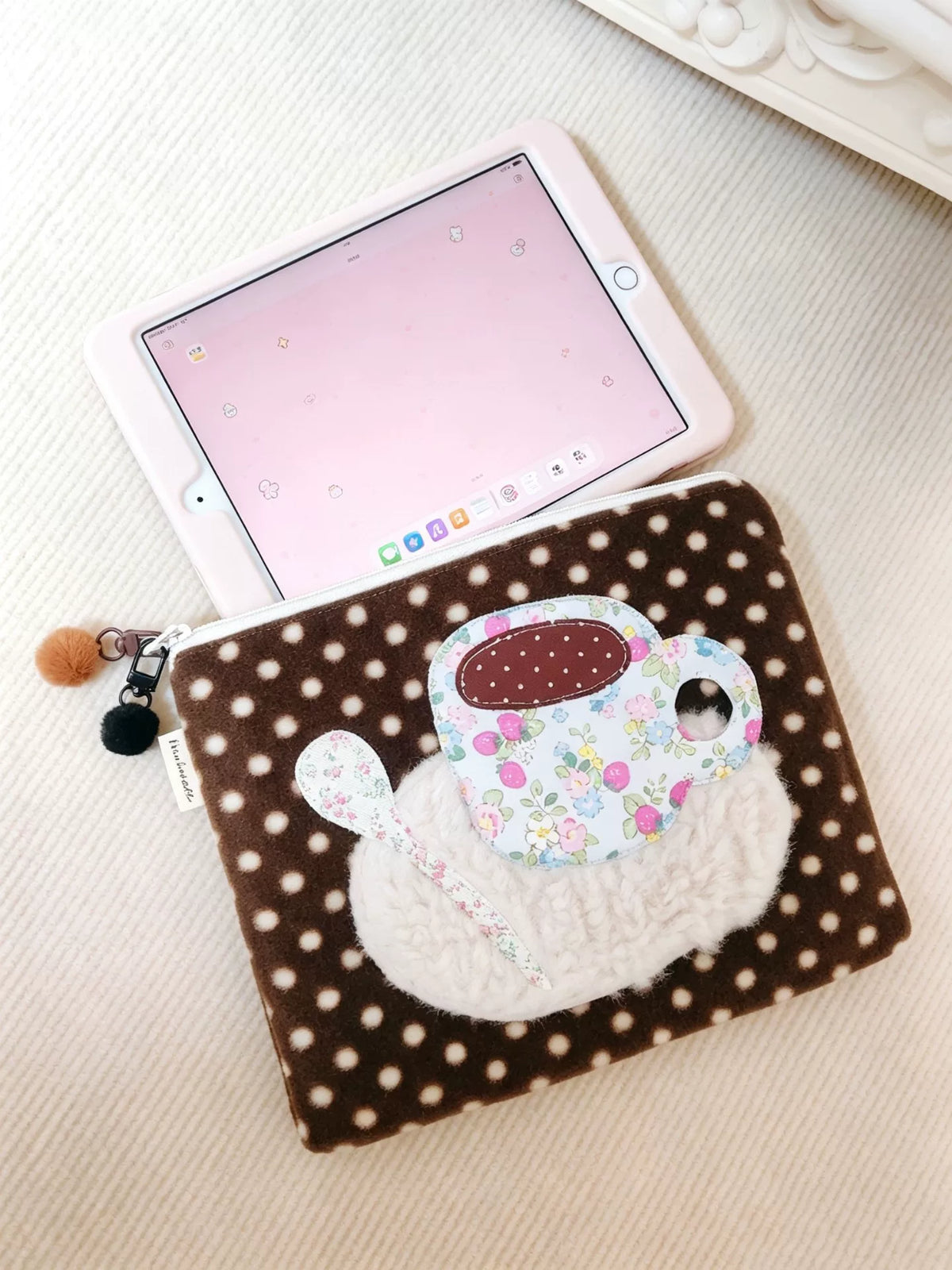 Estuche de peluche con lunares hecho a mano