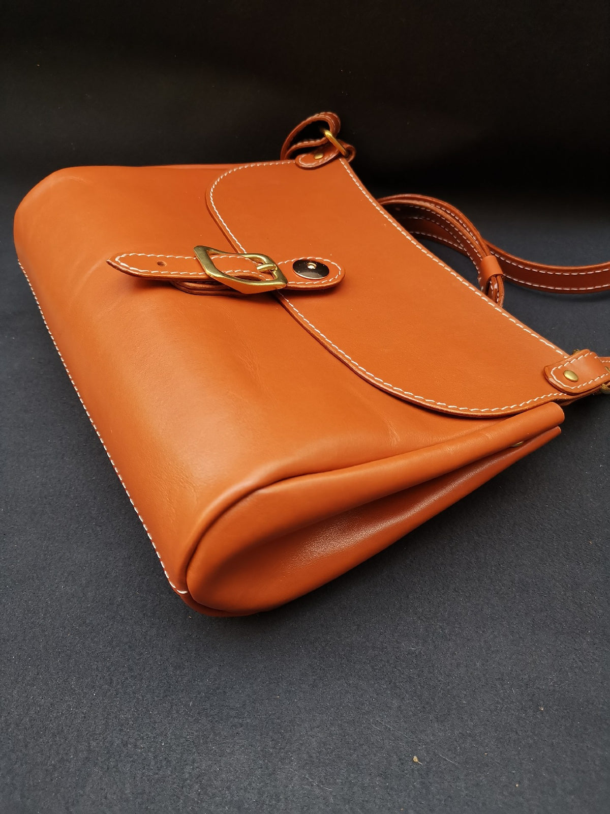 Borsa a spalla a scomparto unico in cuoio color tan