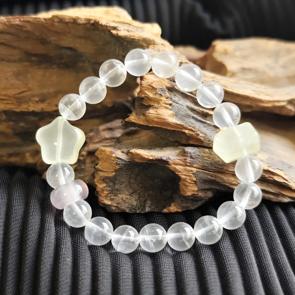 Pulseira de Contas de Cristal Branco-Leite com Estrela Amarelo-Limão