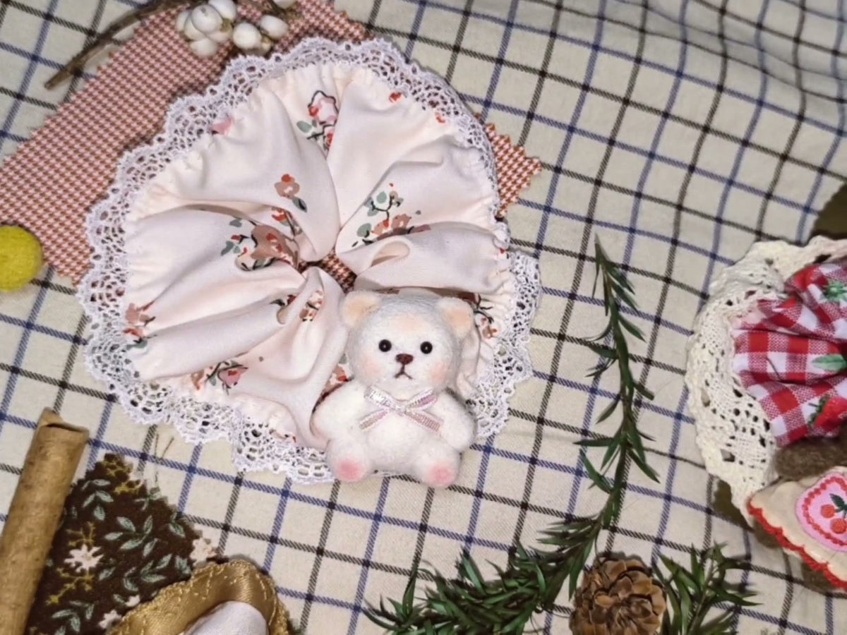 Rot-weiß kariertes Kirsch-Haargummi mit Filz-Teddy