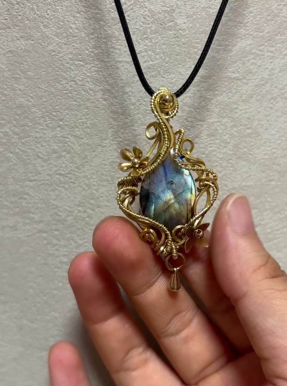 Handmade Labradorite Brass Wire Necklace