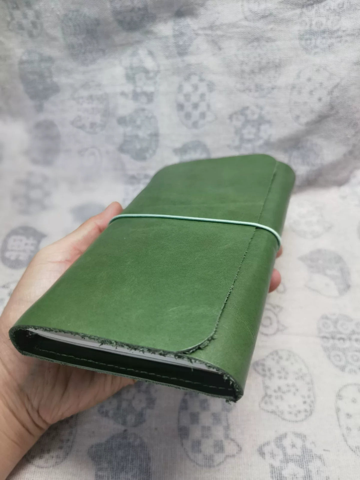 Funda para agenda de cuero verde con aceite y cera