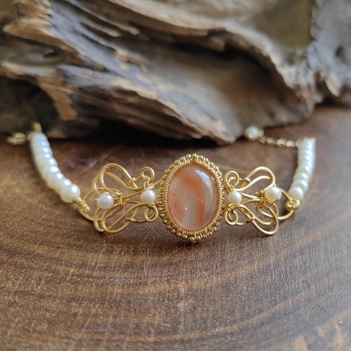 Bracelet en agate rouge sud, fil doré et perles