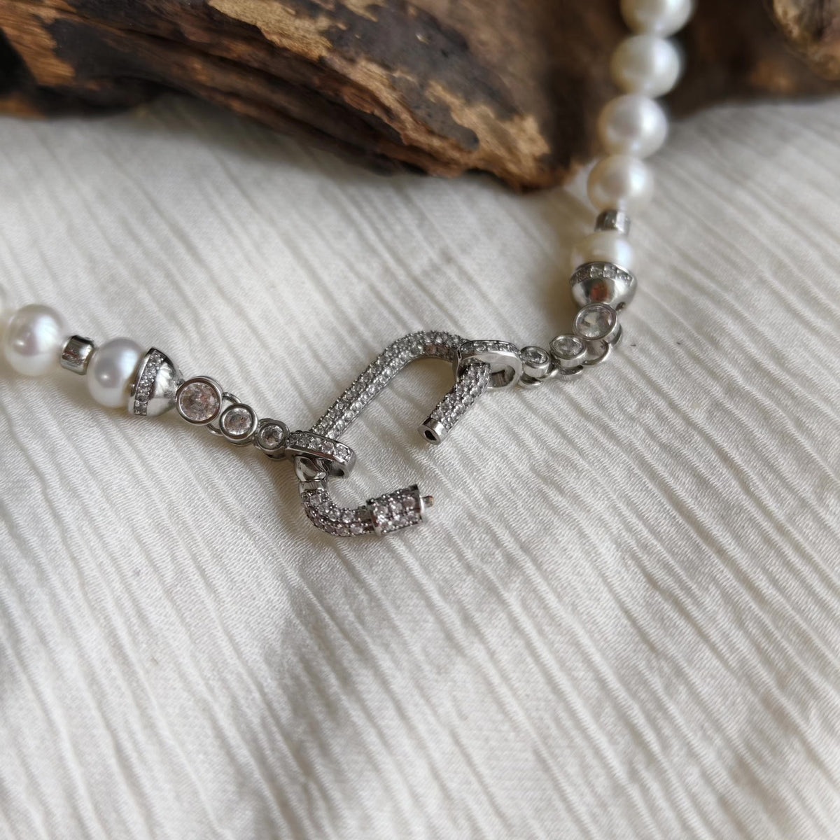 Collier de perles avec fermoir ovale serti